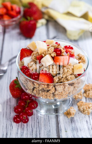 Vetro con croccante di yogurt e frutta fresca (close-up shot) Foto Stock