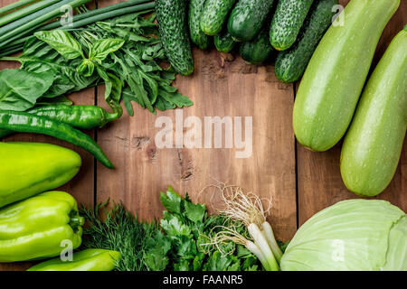 La verdura verde sul tavolo di legno Foto Stock