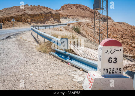 I cartelli stradali in Tunisia, che mostra la direzione di Tozeur Foto Stock