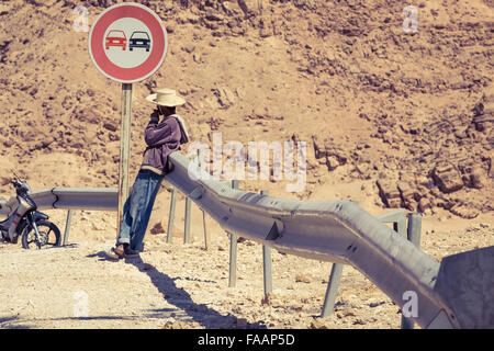 Giovane uomo su una strada in Tunisia Foto Stock