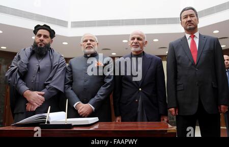 A Kabul, Afghanistan. 25 Dic, 2015. Primo Ministro indiano Narendra modi (2 L) e il Presidente afgano Mohammad Ashraf Ghani (seconda R) partecipare alla cerimonia di inaugurazione di Afghan nuovo edificio del parlamento a Kabul, capitale dell'Afghanistan, 25 dicembre, 2015. Visita di Primo Ministro indiano Narendra Modi e il Presidente afgano Mohammad Ashraf Ghani venerdì inaugurato congiuntamente un'India-finanziato nuovo edificio del parlamento a Kabul. Credito: Rahmat Alizadah/Xinhua/Alamy Live News Foto Stock