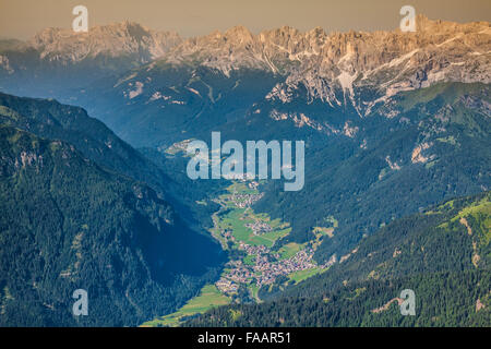 Vista dal Sass Pordoi picco in Dolomiti Foto Stock