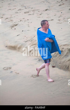 Bournemouth, Dorset, Regno Unito. 25 Dic 2015. Tuffo bianco di Natale a Boscombe, Bournemouth, Dorset, Regno Unito il giorno di Natale. Volontari coraggiosi si tuffano nel mare freddo nonostante il tempo umido e nebuloso breezy, per l'ottava nuotata annuale di Natale mattina di beneficenza, vestiti in costumi di fantasia e raccogliere soldi per Macmillan cura locale a Christchurch, una Specialist Palliative Care Unit per i pazienti nella comunità locale. Centinaia hanno preso parte all'evento che è diventato una tradizione popolare per molti prima del loro pranzo. Credit: Carolyn Jenkins/Alamy Live News Foto Stock