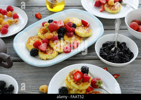 La colazione frittelle sul tavolo rustico Foto Stock