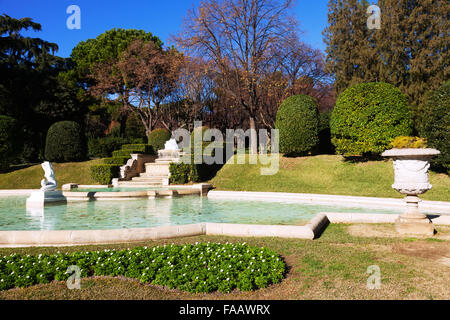 Fontana nel parco di Pedralbes Royal Palace. Barcelona, Spagna Foto Stock