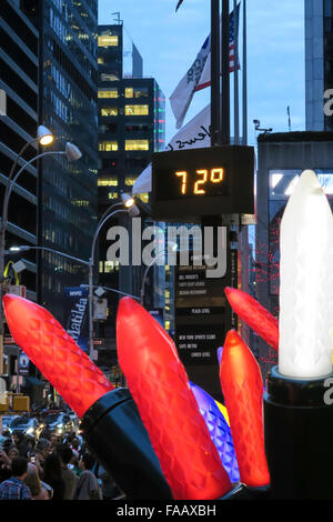 La città di New York, Stati Uniti d'America. Il 24 dicembre 2015. 72º segno della temperatura è in contrasto con decorazioni di vacanza alla vigilia di Natale. Credito: Patti McConville/Alamy Live News Foto Stock