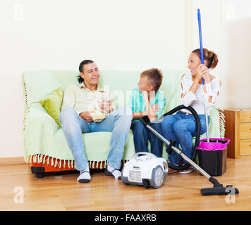 Ritratto di famiglia ordinaria di tre terminato i lavori di casa in casa Foto Stock