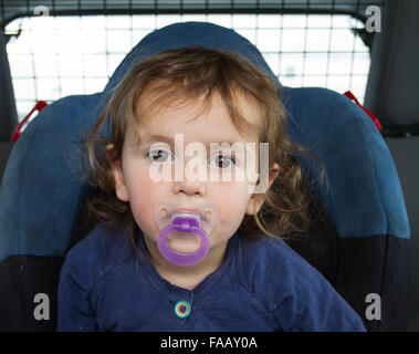 Bambina nel retro di un SUV auto. Foto Stock