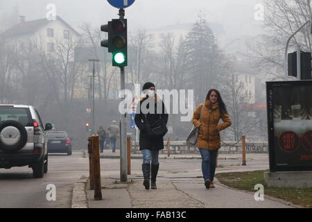 Sarajevo, Bosnia Erzegovina. 25 Dic, 2015. Le persone camminano per la strada di haze a Sarajevo, Bosnia Erzegovina, il 25 dicembre 2015. A causa di inquinamento atmosferico e tutte le scuole elementari e secondarie nel cantone di Sarajevo sono chiusi il 24 dicembre e il 25 dicembre. Credito: Haris Memija/Xinhua/Alamy Live News Foto Stock