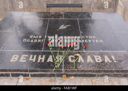 Volgograd, Russia - 5 Novembre 2015: Unknown Soldier lapide con l'iscrizione: "Il tuo nome non è noto. La prodezza è Foto Stock