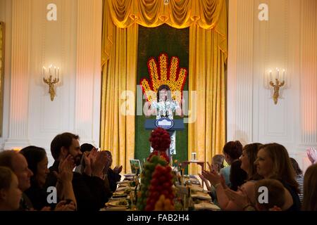 Stati Uniti La First Lady Michelle Obama parla durante i bambini membro cena nella Sala Est della Casa Bianca Luglio 10, 2015 a Washington, DC. La cena awards i vincitori della sana sfida all'ora di pranzo, una ricetta a livello nazionale sfida per i bambini che promuove la cucina e il mangiare sano. Foto Stock