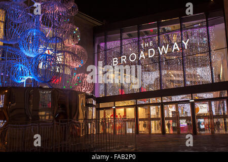 Il centro commerciale Broadway, Bradford di notte. Aperto Novembre 2015 Foto Stock
