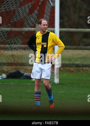 Castle Rising, Norfolk, Regno Unito. 24 dicembre, 2015. S.a.r. il principe Guglielmo duca di Cambridge, partecipa annualmente una partita di calcio di beneficenza che coinvolgono operatori immobiliari da Sandringham. Credito: Paolo Marriott/Alamy Live News Foto Stock