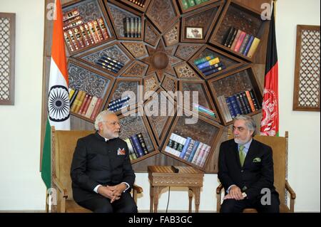 A Kabul, Afghanistan. 25 Dic, 2015. Primo Ministro indiano Narendra modi nel corso di un incontro il Chief Executive Officer di Afghanistan, il dottor Abdullah Abdullah 25 Dicembre 2015 a Kabul, Afghanistan. Modi arrestato in Afghanistan il suo viaggio di ritorno da una visita a Mosca. Foto Stock