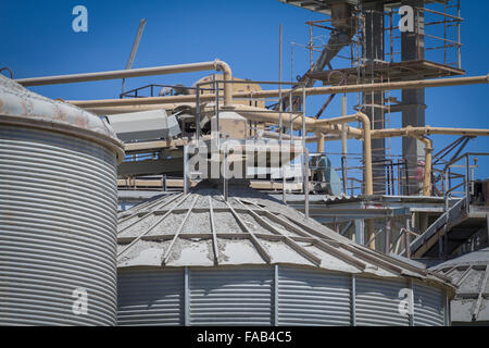 La moderna industria e raffineria, magazzini e serbatoi industriali Foto Stock