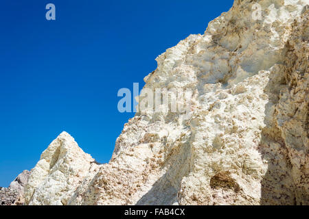 White Rock formazione minerale vicino al mare di Sarakiniko area a isola di Milos, Grecia Foto Stock