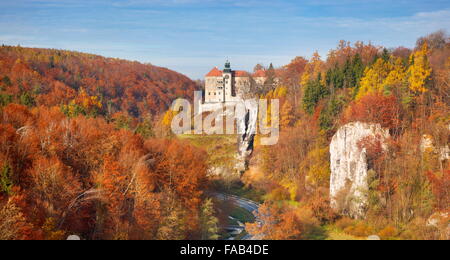 Pieskowa Skala - Castello e Hercules Rock Club, Parco Nazionale vicino a Cracovia, Polonia Foto Stock