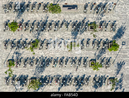 Vista aerea, biciclette sul mercato di alta scuola gli studenti del liceo presso la piazza del mercato, noleggio stand, biciclette Foto Stock