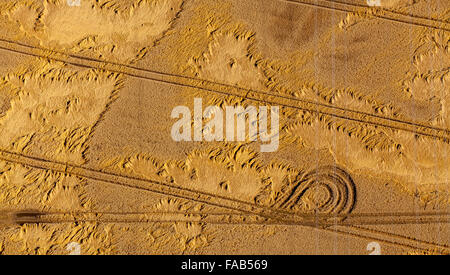 Vista aerea, tracce in un cornfield, i cingoli del trattore, premuto il grano, Kirchlengern, East Westfalia, Renania settentrionale-Vestfalia, Foto Stock
