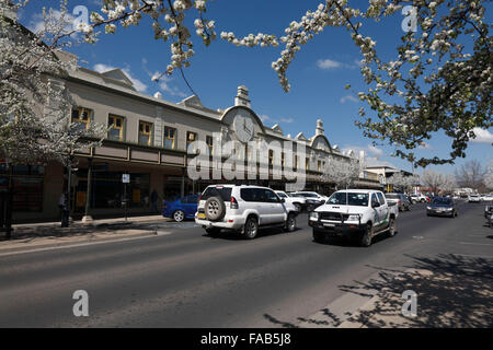 Centro storico 1870 edificio completo di lavorare clocktower su Church Street Mudgee Nuovo Galles del Sud Australia Foto Stock