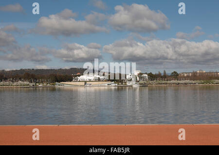 Le Case del Parlamento si riflette nelle acque del Lago Burley Griffin atto di Canberra Australia Foto Stock