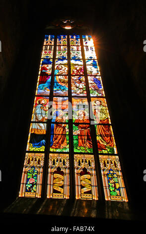 Finestra di vetro colorato nella chiesa l'immagine di scene bibliche Foto Stock