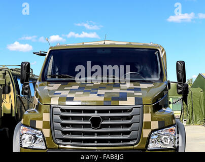 Vista frontale di pesanti army truck con camuffamento di colorazione di mascheratura Foto Stock