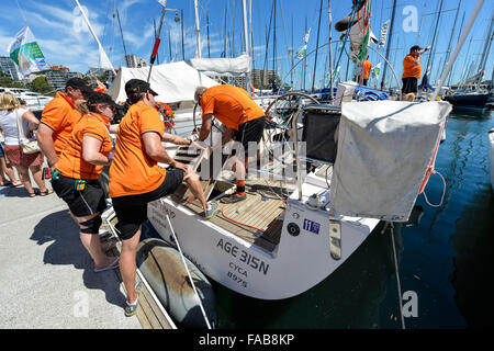 Sydney, Australia. Il 26 dicembre, 2015. Rolex Sydney Hobart Yacht Race 2015. La calma prima della tempesta nel porto prima della partenza. Gli equipaggi fare last minute regolazioni. Credito: Azione Sport Plus/Alamy Live News Foto Stock