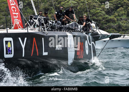 Sydney, Australia. Il 26 dicembre, 2015. Rolex Sydney Hobart Yacht Race 2015. Licenza perpetua proprietario fedele/skipper da Anthony campana del NSW tipo Juan-K 100. Include ex Australian cricket capitano Michael Clark e Wallaby Kurtly Beale durante l'inizio dell'629 miglio nautico gara da Sydney a Hobart sul Porto di Sydney. Credito: Azione Sport Plus/Alamy Live News Foto Stock