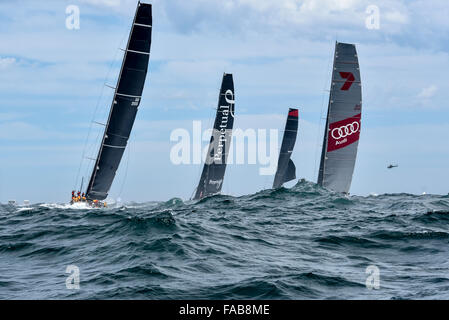 Sydney, Australia. Il 26 dicembre, 2015. Rolex Sydney Hobart Yacht Race 2015. I leader testa fuori per vedere. Rambler posseduta da George David dagli USA tipo JK 27m Canting Maxi, perpetuo proprietario fedele/skipper da Anthony campana del NSW tipo Juan-K 100, Comanche possedute da Jim Clark &AMP; Kristy Hinze Clark da SA skipper da skipper Ken leggere il tipo 100 Supermaxi e Wild Oats XI di proprietà di Robert Oatley da NSW skipper di Mark Richards tipo RP100. Credito: Azione Sport Plus/Alamy Live News Foto Stock