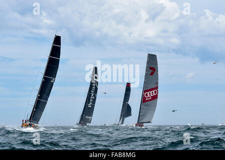 Sydney, Australia. Il 26 dicembre, 2015. Rolex Sydney Hobart Yacht Race 2015. I leader testa fuori per vedere. Rambler posseduta da George David dagli USA tipo JK 27m Canting Maxi, perpetuo proprietario fedele/skipper da Anthony campana del NSW tipo Juan-K 100, Comanche possedute da Jim Clark &AMP; Kristy Hinze Clark da SA skipper da skipper Ken leggere il tipo 100 Supermaxi e Wild Oats XI di proprietà di Robert Oatley da NSW skipper di Mark Richards tipo RP100. Credito: Azione Sport Plus/Alamy Live News Foto Stock