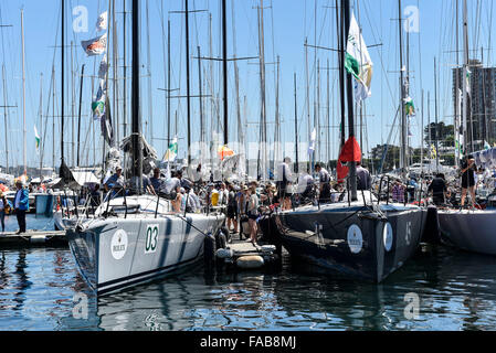 Sydney, Australia. Il 26 dicembre, 2015. Rolex Sydney Hobart Yacht Race 2015. La calma prima della tempesta nel porto prima della partenza. Credito: Azione Sport Plus/Alamy Live News Foto Stock