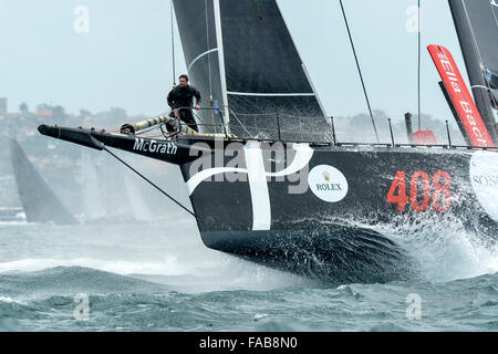 Sydney, Australia. Il 26 dicembre, 2015. Rolex Sydney Hobart Yacht Race 2015. Licenza perpetua proprietario fedele/skipper da Anthony campana del NSW tipo Juan-K 100. Include ex Australian cricket capitano Michael Clark e Wallaby Kurtly Beale durante l'inizio dell'629 miglio nautico gara da Sydney a Hobart sul Porto di Sydney. Credito: Azione Sport Plus/Alamy Live News Foto Stock