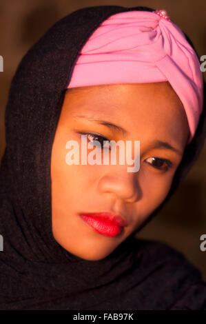 Ritratto di giovani asiatici donna islamica indossano hijab sulla posizione, Cebu, Filippine Foto Stock
