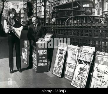 1979 - Chi è il bellissimo straniero? Chi è questa ragazza - La bella dalle lunghe gambe a pelo lungo giovane lady, facendo il suo shopping? No, questa bellezza non è altro che il francese la pop star Françoise Hardy rilassante durante la sua visita a Londra Attrazioni locali e facendo il suo shopping, proprio come qualsiasi altro giovane ragazza. La bella ragazza si ferma a comprare un giornale della sera - ma questo non è solo un segretario per il suo giorno di riposo - la sua una pop star per la sua giornata - top cantante francese Francoise Hardy a Londra. © Keystone Pictures USA/ZUMAPRESS.com/Alamy Live News Foto Stock