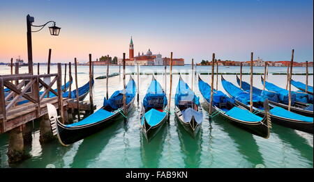 Venezia Canal Grande al tramonto - gondole attraccate al molo di San Marco, Venezia, Italia Foto Stock