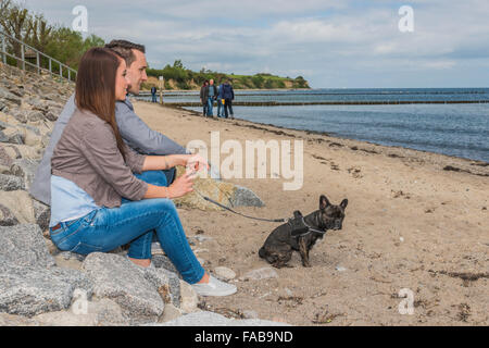 Giovane, 25-30 età, in spiaggia con il cane Foto Stock