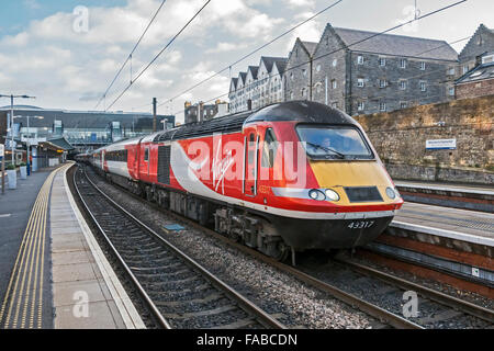 Virgin Trains costa orientale di un treno ad alta velocità in corrispondenza della piattaforma 2 nella stazione ferroviaria di Haymarket di Edimburgo in Scozia destinato ad Aberdeen Foto Stock