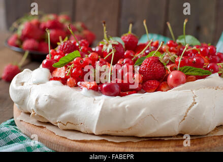 Torta di meringa "Pavlova' con panna e frutti di bosco Foto Stock