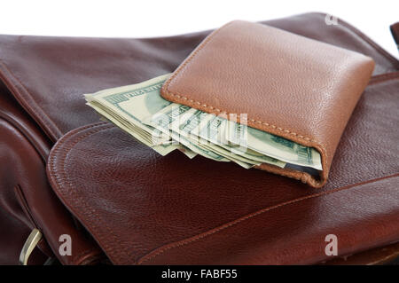 Dollari in contanti che giace nella pelle del portafoglio di business Foto Stock