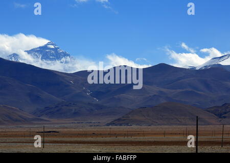 Montare Chomolungma-Qomolangma-Sagarmatha-Holy Mother-Everest north face. Dall'altopiano tibetano Tingri-Lawn città di montagna-Tibet Foto Stock