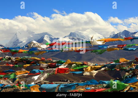 Preghiera di bandiere e di picchi-extreme W.Lapche o Labuche Kang Himal sezione-Himalaya-altitudini L.di R.dal 6850 ms.per 6030 ms. Il Tibet. Foto Stock