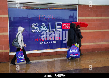 Southport, Merseyside, Regno Unito 26 dicembre, 2015. Prossima Boxing Day Vendite. Boxing Day sales iniziato alle 6 del mattino con l'apertura del prossimo con i negozi rimangono aperte fino a 6pm. Felici gli amanti dello shopping! Accanto si aspetta le migliori occasioni per essere spento i ripiani a metà mattina, significato EARLY BIRDS potrà ottenere maggiori sconti. Credito: MarPhotographics/Alamy Live News Foto Stock