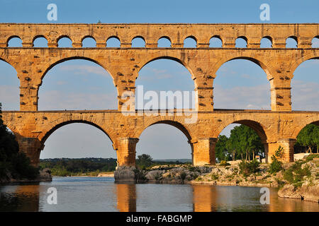 Acquedotto Romano di Pont du Gard oltre il Gardon, Remoulins, Provenza, Francia meridionale, Francia, Europa Foto Stock