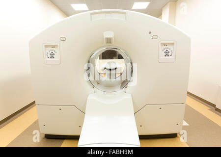 Tomografia di trattamento del cancro scanner in una clinica camera. Foto Stock