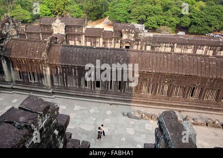 Stati Uniti La First Lady Michelle Obama passeggiate con guida Mony Pech durante un tour di Angkor Wat Marzo 21, 2015 a Siem Reap Provincia, in Cambogia. Foto Stock