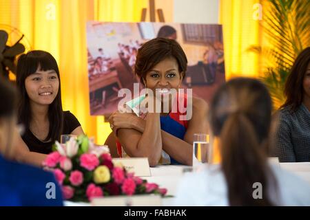 Stati Uniti La First Lady Michelle Obama durante una tavola rotonda su "Lasciate che le ragazze imparare' iniziativa con Volontarii del Corpo della Pace presso il Sofitel Phokeethra Angkor Marzo 21, 2015 in Phnom Penh Cambogia. Foto Stock