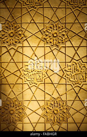 Immagine ravvicinata di alcune decorazioni arabe su una parete. Foto Stock