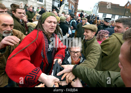 Lewes, Regno Unito. Il 26 dicembre 2015. I dimostranti e i sostenitori di suoneria scontro presso il tradizionale Boxing Day hunt in Lewes, East Sussex. Il piccolo gruppo di demonstartors si scontrarono con alcuni dei 1000, forte di una folla che è venuto fuori per guardare i cavalli e segugi fanno il loro modo di South Downs National Park per una drag hunt. N. di arresti sono stati eseguiti. Credito: Peter Cripps/Alamy Live News Foto Stock