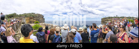 Sydney, Australia. Il 26 dicembre, 2015. Le persone hanno guardato dalla testa del sud come il super maxis lasciato il porto di Sydney e la testa verso Bondi allo start della gara di yacht. Credito: Simonito Tecson/Alamy Live News Foto Stock